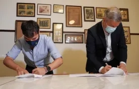 El alcalde Jaime Pumarejo y el embajador de Dinamarca, Erik Høeg, firman el acuerdo de entendimiento.