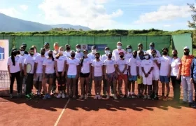 Jóvenes jugadores y jugadoras del Equipo Colombia FCT-Mindeporte.