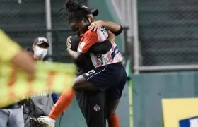 Omar Ramírez celebra el gol del triunfo con su jugadora, Gisela Cuesta.