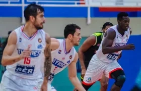 Gianluca Bacci maneja el balón, escoltado por Juan digo Tello y Salem Safar. 