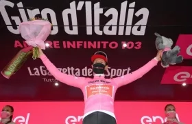 Wilco Kelderman, con la camiseta de líder del Giro. 
