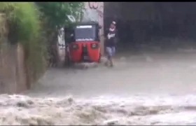 Momento en que quedó atrapado el motocarro. 