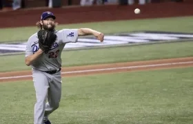 Clayton Kershaw lanza a primera. 