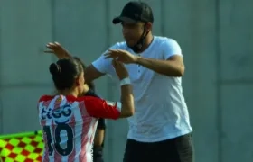 Omar Ramírez, técnico de las Tiburonas, felicita a Angie Castañeda por su gol. 