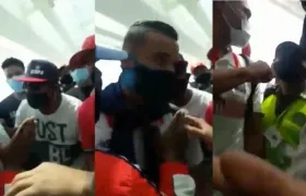 Momento del 'apretón' a los jugadores. 
