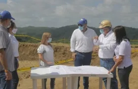 La Gobernadora del Atlántico, Elsa Noguera, con el director de la CRA Jesús León Insignares