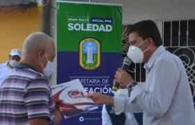 Entrega de los títulos de propiedad en el barrio Moras Occidente. 