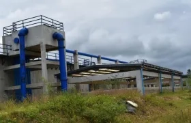 La PTAR, llena de monte y maleza aún no funciona.