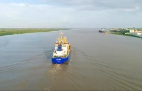 La draga Hang Jun 5001 en el puerto de Barranquilla.