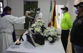 Entrega de restos óseos de víctimas de conflicto armado a sus familias.