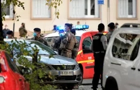 Las autoridades en el lugar donde fue herido el cura. 