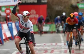  Jasper Philipsen celebra la victoria, en la línea de meta. 