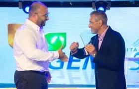El Director de la CRA, Jesús León Insignares, entregando el premio al periodista Jorge Cura.