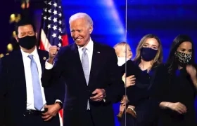Joe Biden festeja con su grupo de campaña. 
