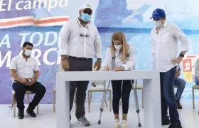 La Gobernadora del Atlántico, Elsa Noguera, con el Director de la CRA Jesús León.