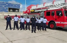 El capitán Jaime Pérez junto a parte de su equipo del Cuerpo de Bomberos de Barranquilla. 