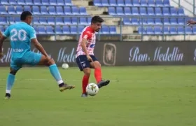 Sherman Cárdenas rematando al arco de Robinson Zapata ante la marca de Fabián Mosquera.