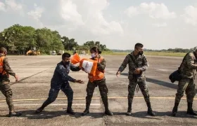 Miembros del ejército de Guatemala descargan los víveres y ayuda humanitaria transportados por el ejército de EE. UU.
