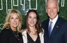 Los Biden, con Ashey al centro.