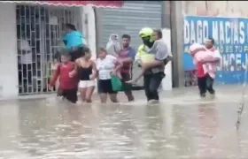 Los policías evacuando a los menores y a su mamá.