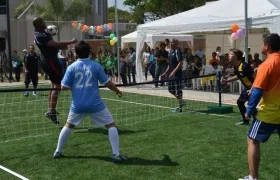 Aficionados practican el Fútbol-Tenis. 