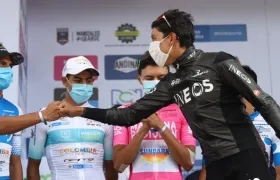 Nelson Soto recibe el saludo y la felicitación de Egan Bernal. 