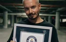 Fotografía cedida este jueves por la organización del Guinness World Records donde aparece el cantante colombiano J Balvin sosteniendo su "reconocimiento".