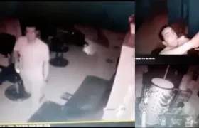 Momento en que el ladrón robaba el local comercial. 