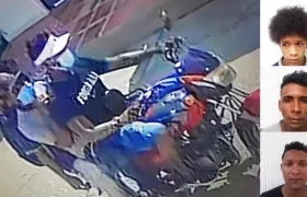 Los tres bromistas se marcharon en una moto al dejar la caja abandonada. 