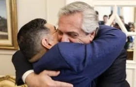 Una foto para recordar entre el Presidente de Argentina y Diego Maradona.