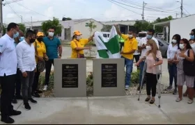 La Gobernadora Elsa Noguera y el Alcalde José Fernando Vargas descubriendo la placa.
