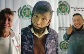 Tres de los capturados haciendo muecas y riendo para la foto como capturados. 