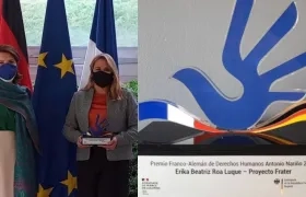 La embajadora Michèle Ramis entregó el premio a Erika Roa Luque.