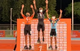 Alex Cujavante en lo más alto del podio en Santa Marta. 