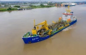 La draga Hang Jun 5001 en el puerto de Barranquilla.