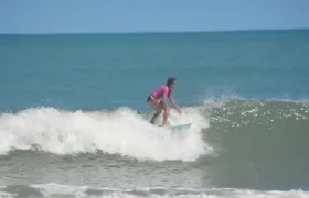 Francesca Arévalo, surfista del atlántico. 