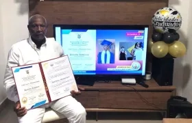 Gustavo Altamiranda García, exhibiendo el título.