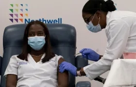 Sandra Lindsay, enfermera del Centro Médico Judío de Long Island, es inoculada con la vacuna Covid-19.