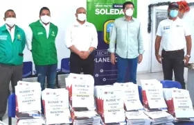 El Alcalde Rodolfo Ucrós radicando las resoluciones.