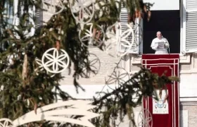 El papa Francisco en su catequesis del Ángelus dominical ante la plaza de San Pedro.