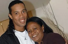 Ronaldinho y su mamá, Miguelina Eloi Assis.