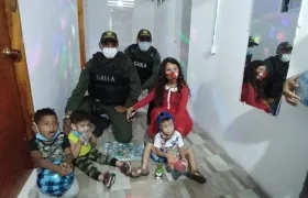 Entrega de regalos por parte del Gaula de la Policía. 
