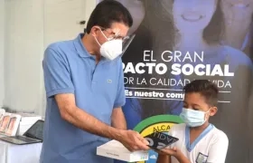 El Alcalde Rodolfo Ucrós entregando la tablets a uno de los estudiantes.