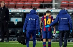 Philippe Coutinho, sale de la cancha lesionado. 