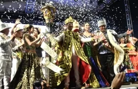 Alcides Romero, Rey Momo, durante el acto en la Plaza de la Paz.