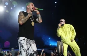 Los cantantes de música urbana J Balvin y Bad Bunny.