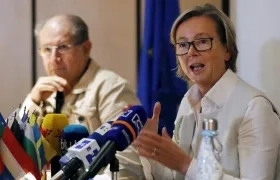 La embajadora de la Unión Europea en Colombia, Patricia Llombart (d), habla durante una rueda de prensa este lunes, en Bogotá (Colombia).