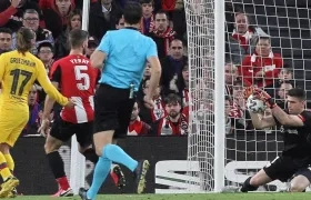 El arquero Unai Simón controla una llegada de Barcelona.