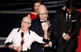 Julia Recihert recibiendo la estatuilla junto a Jeff Reichert y Steven Bognar (directores del documental).