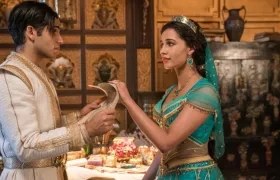 Los actores Mena Massoud y Naomi Scott en escena de 'Aladdín'.